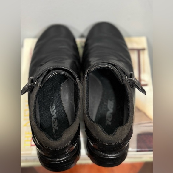 Teva Men’s Black Leather Loafers size 7 1/2 main image 11